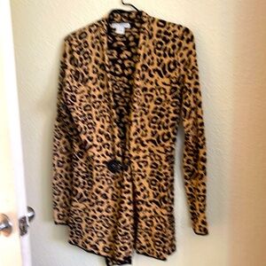 Animal print long sweeter used very good condition, it is small but it fits M